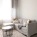 --2ndhomes Modern & 1br Floor Home--